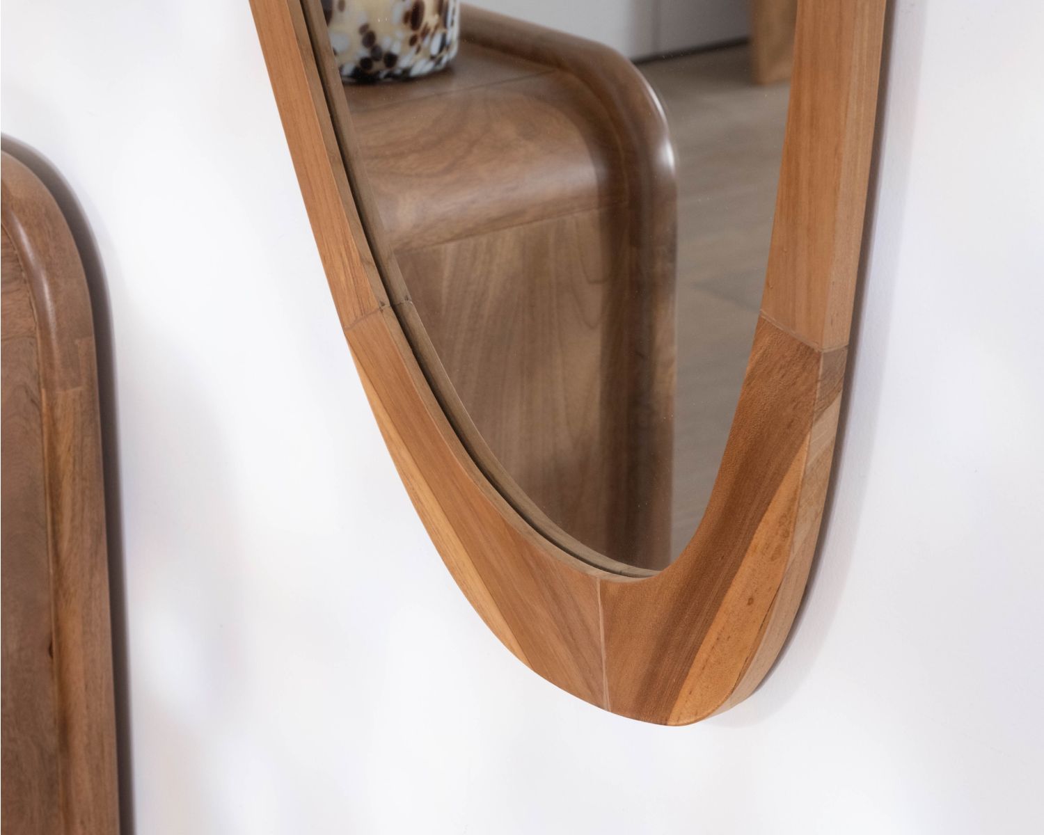 Specchio di forma organica "Solira" con cornice in legno alta 130 cm