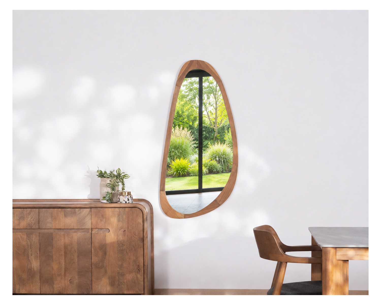 Specchio di forma organica "Solira" con cornice in legno alta 130 cm