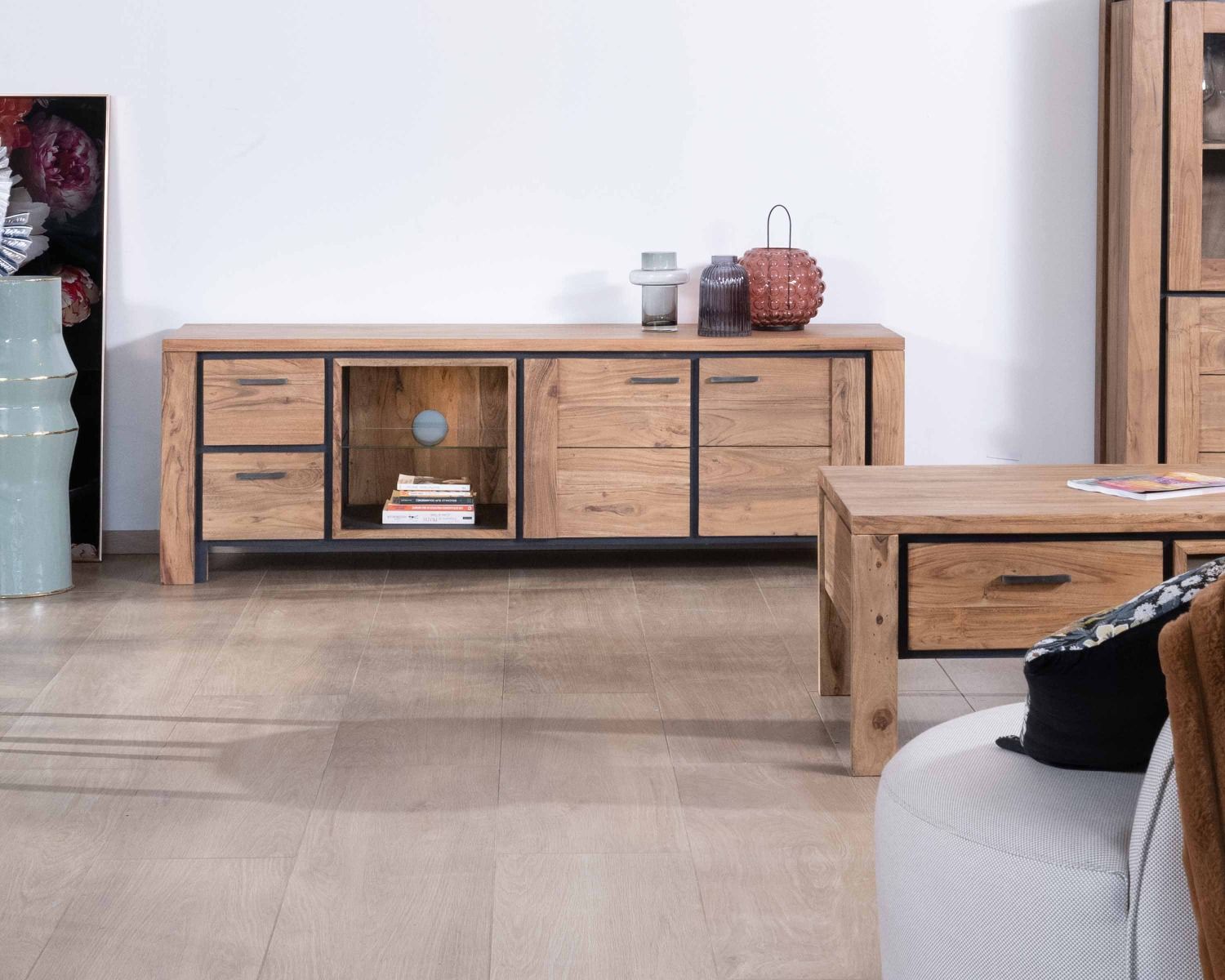 Porta TV in acacia massiccia da 180 cm con nicchia di illuminazione a LED e ripiano in vetro "Fantaisie"