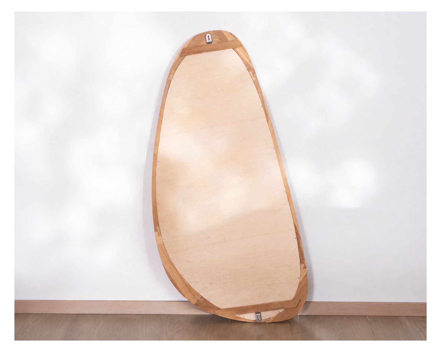 Specchio di forma organica "Solira" con cornice in legno alta 130 cm