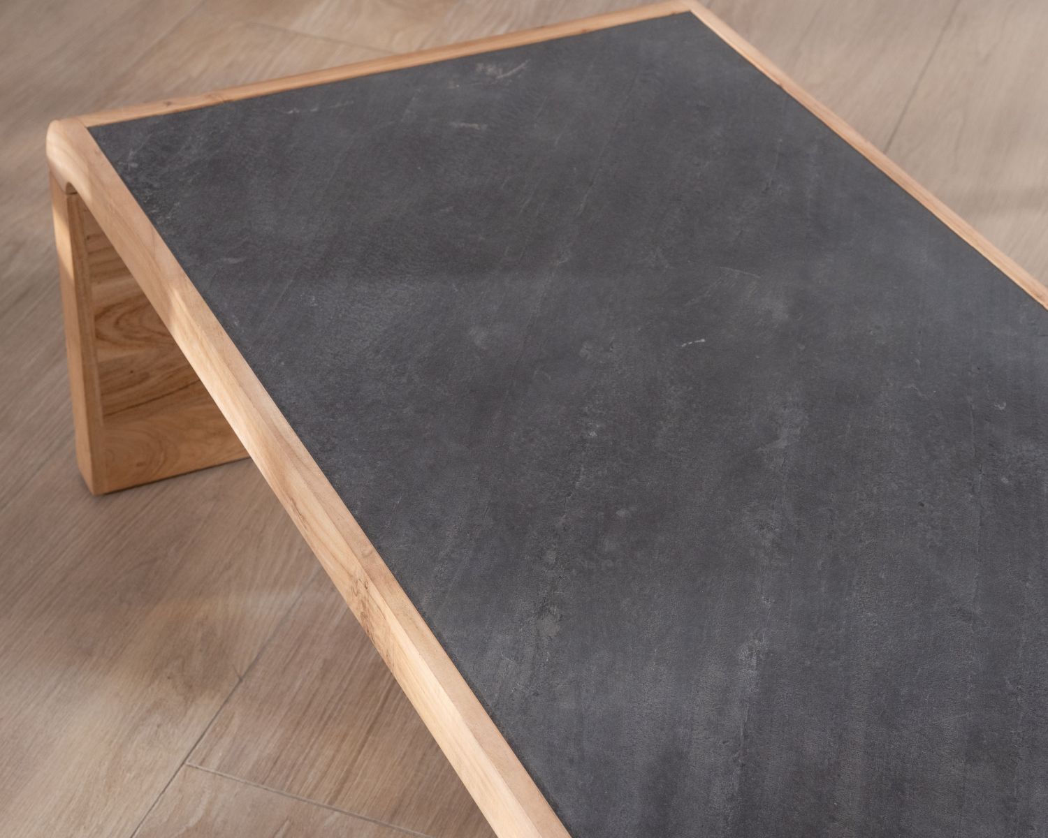 Tavolino dal design retrò "Pikto" con piano impiallacciato in pietra