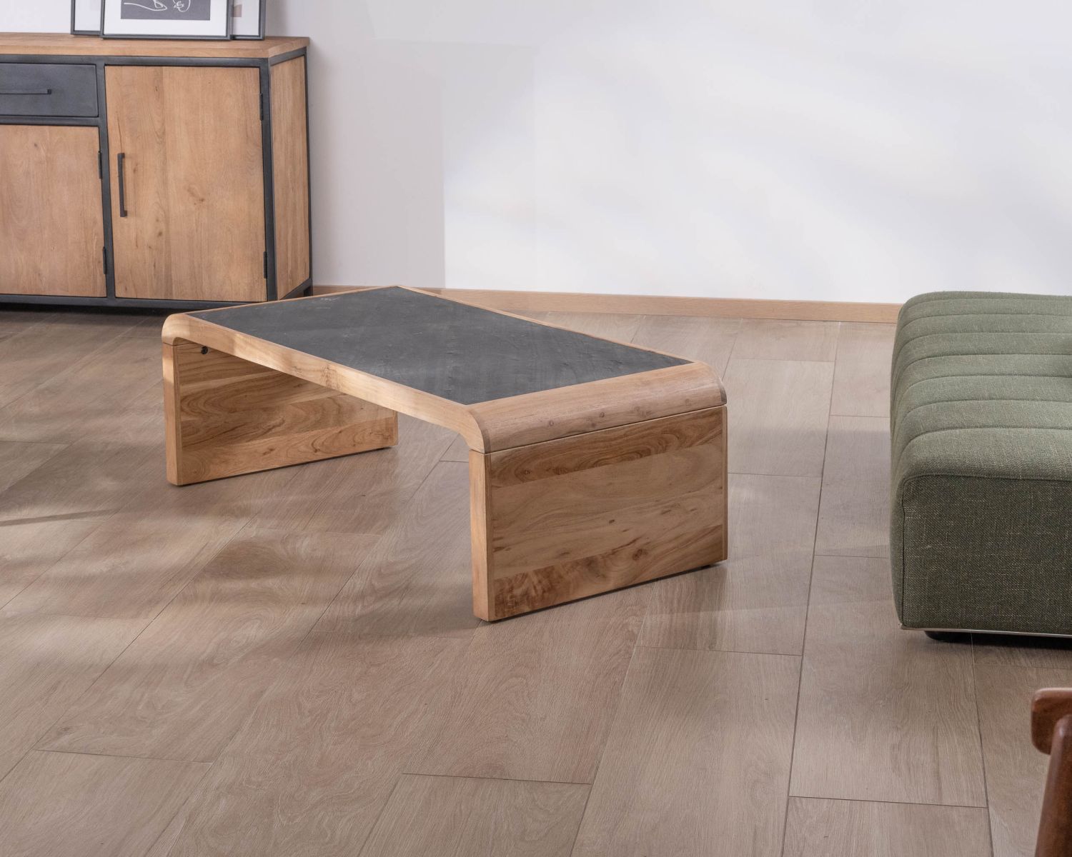 Tavolino dal design retrò "Pikto" con piano impiallacciato in pietra