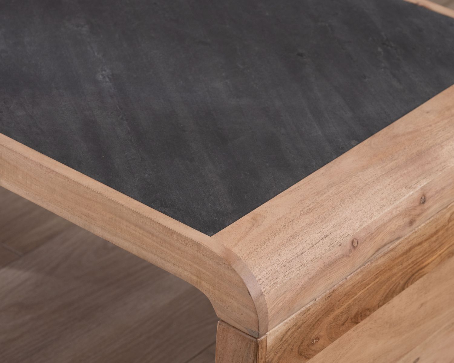 Tavolino dal design retrò "Pikto" con piano impiallacciato in pietra