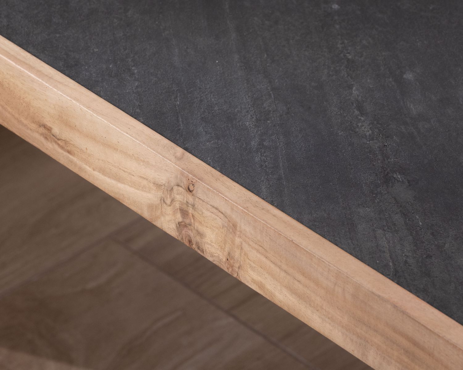 Tavolino dal design retrò "Pikto" con piano impiallacciato in pietra