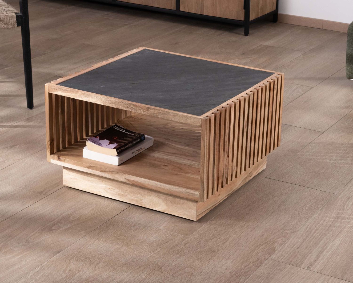 Tavolino quadrato "Pikto" con piano impiallacciato in pietra e struttura in legno traforato