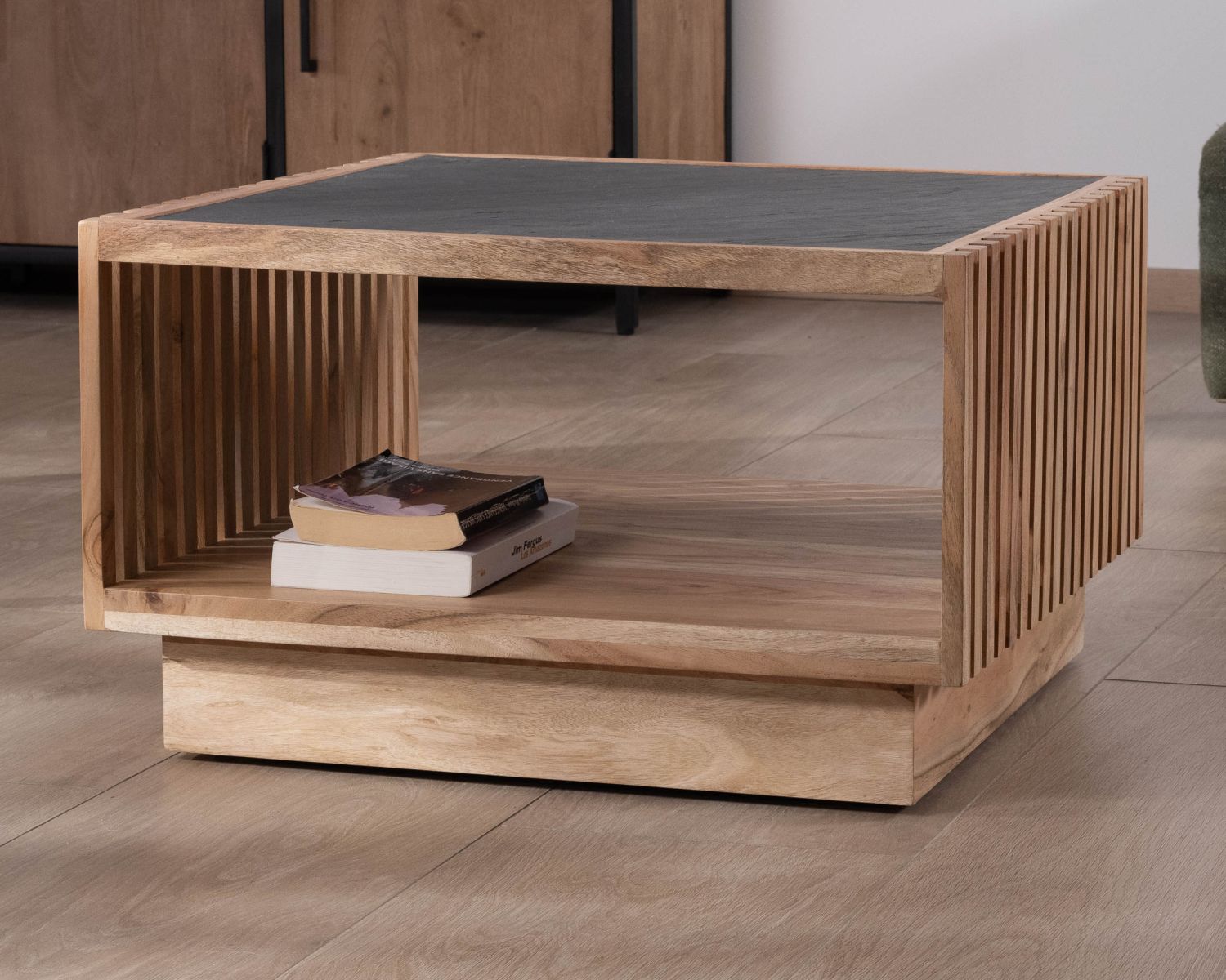 Tavolino quadrato "Pikto" con piano impiallacciato in pietra e struttura in legno traforato