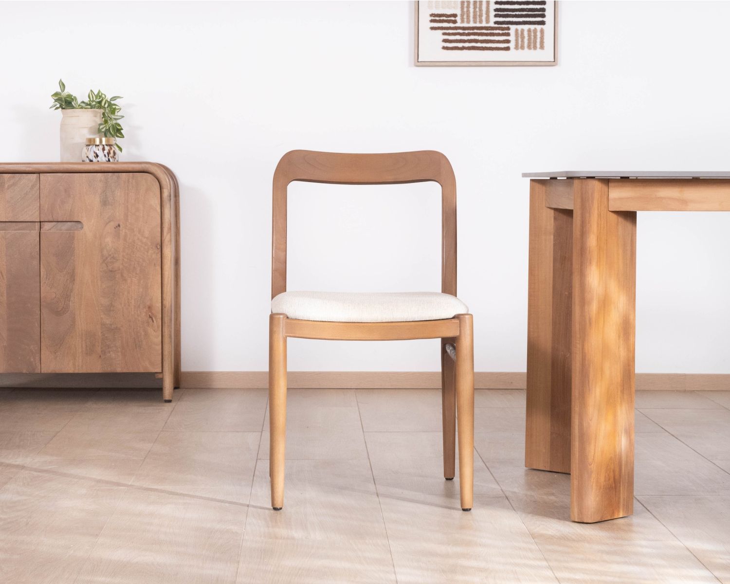 Sedia da pranzo dal design essenziale in legno tinto noce con seduta in tessuto color talpa "Vogue"