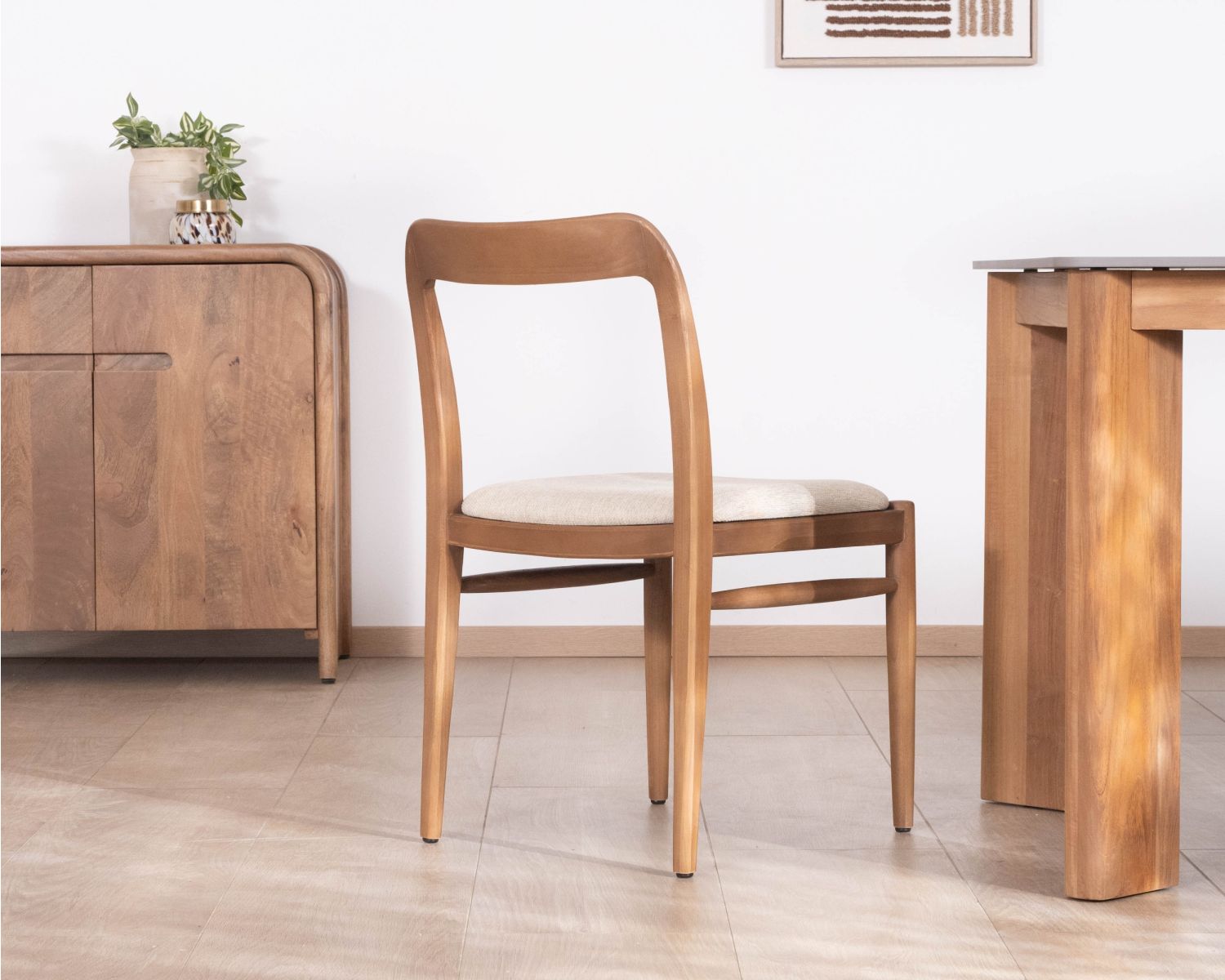 Sedia da pranzo dal design essenziale in legno tinto noce con seduta in tessuto color talpa "Vogue"