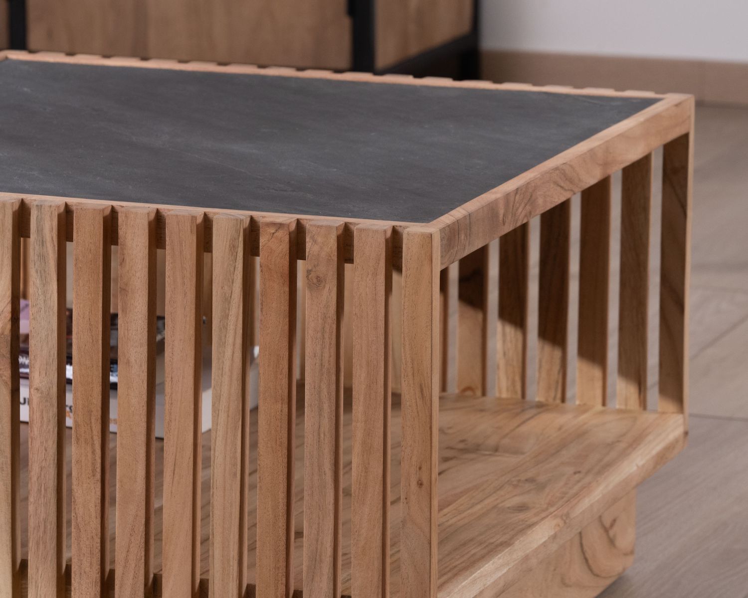 Tavolino quadrato "Pikto" con piano impiallacciato in pietra e struttura in legno traforato