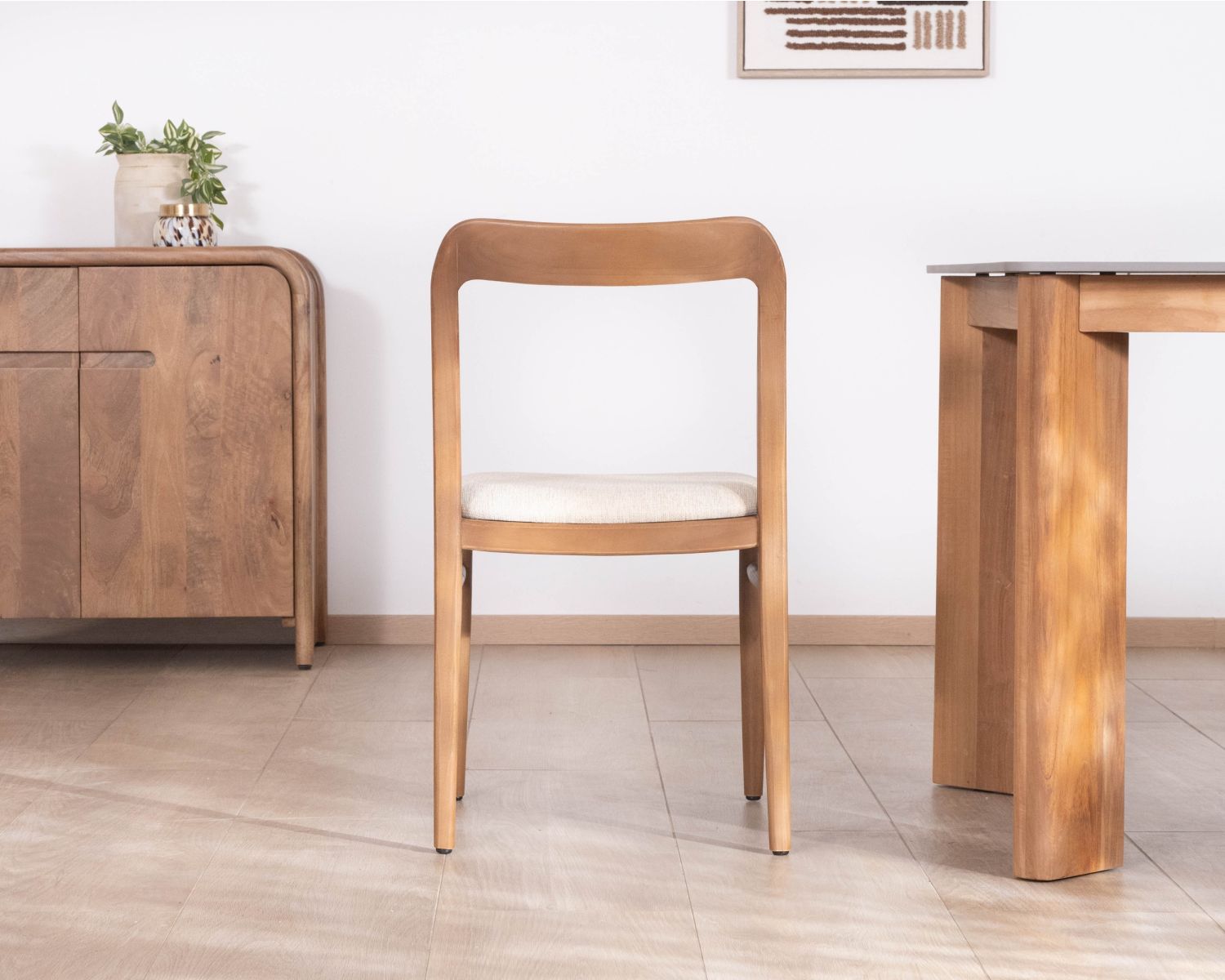 Sedia da pranzo dal design essenziale in legno tinto noce con seduta in tessuto color talpa "Vogue"