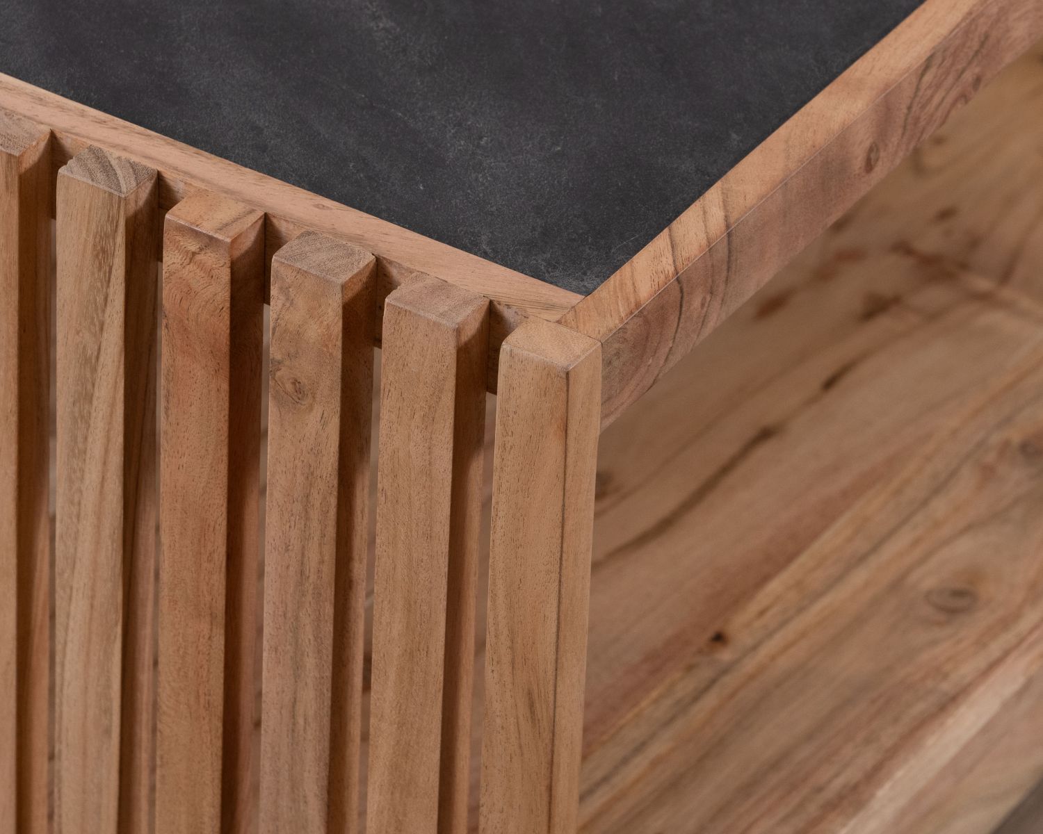 Tavolino quadrato "Pikto" con piano impiallacciato in pietra e struttura in legno traforato