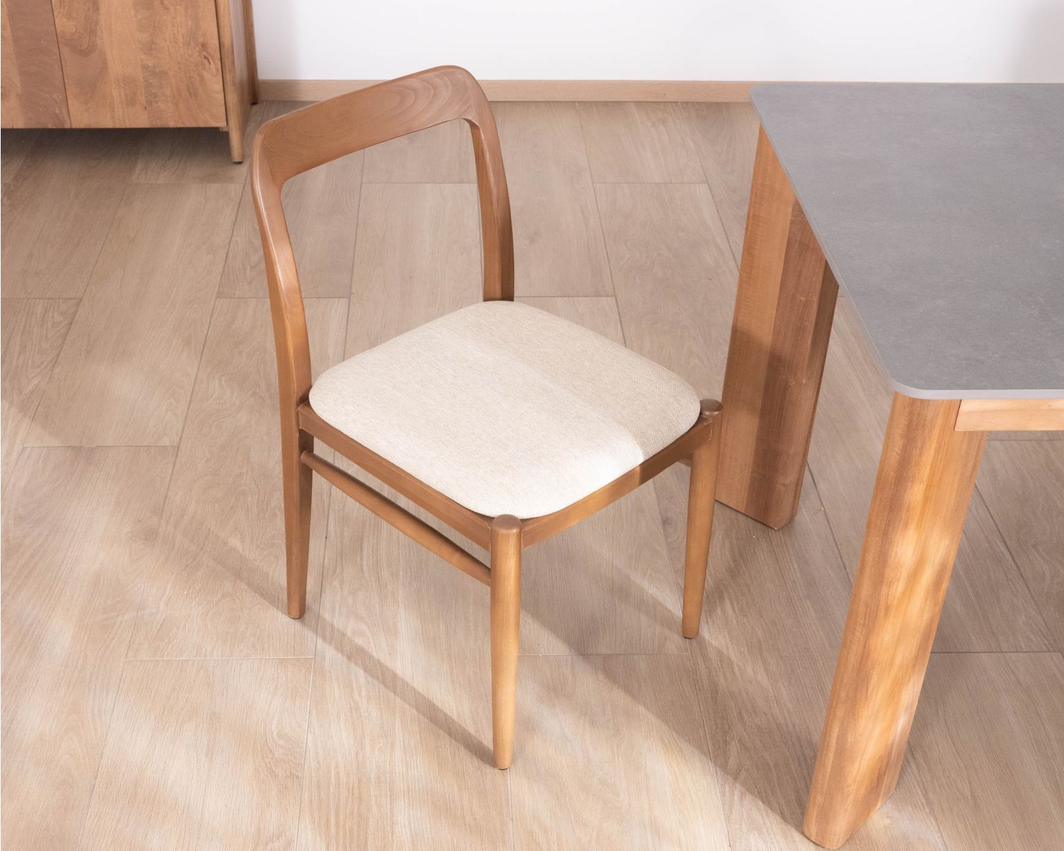 Sedia da pranzo dal design essenziale in legno tinto noce con seduta in tessuto color talpa "Vogue"