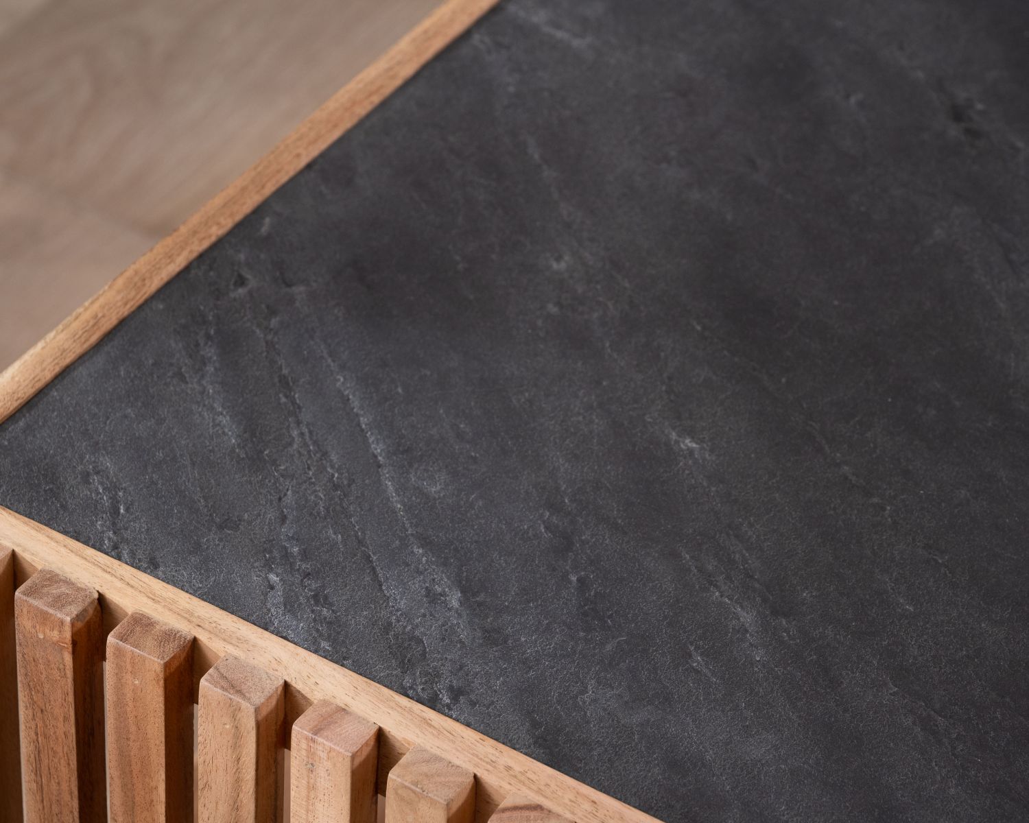 Tavolino quadrato "Pikto" con piano impiallacciato in pietra e struttura in legno traforato