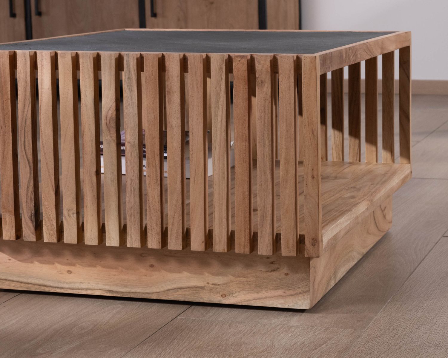 Tavolino quadrato "Pikto" con piano impiallacciato in pietra e struttura in legno traforato