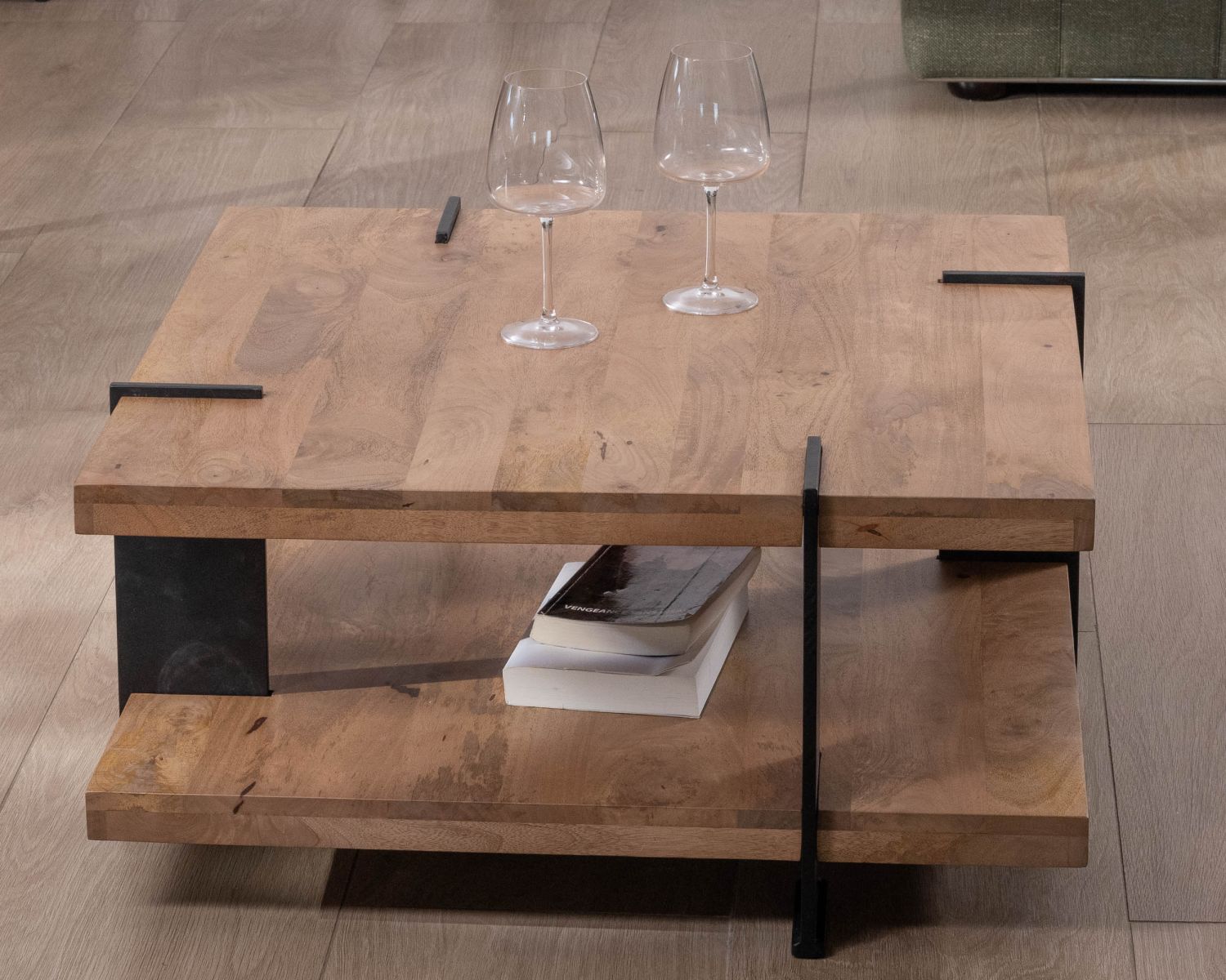 Tavolino di design "Marla" con doppio piano quadrato in legno e gambe in metallo