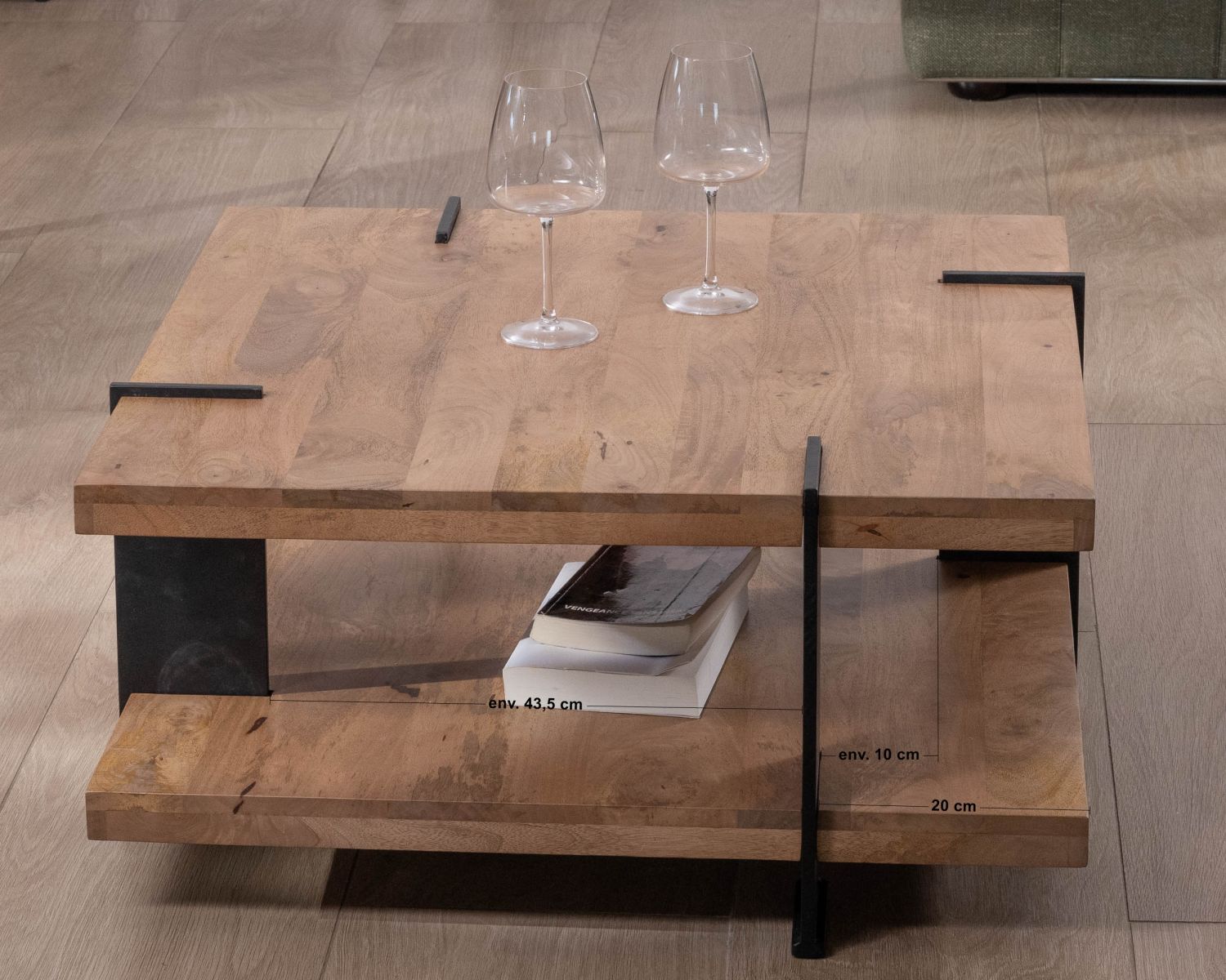 Tavolino di design "Marla" con doppio piano quadrato in legno e gambe in metallo