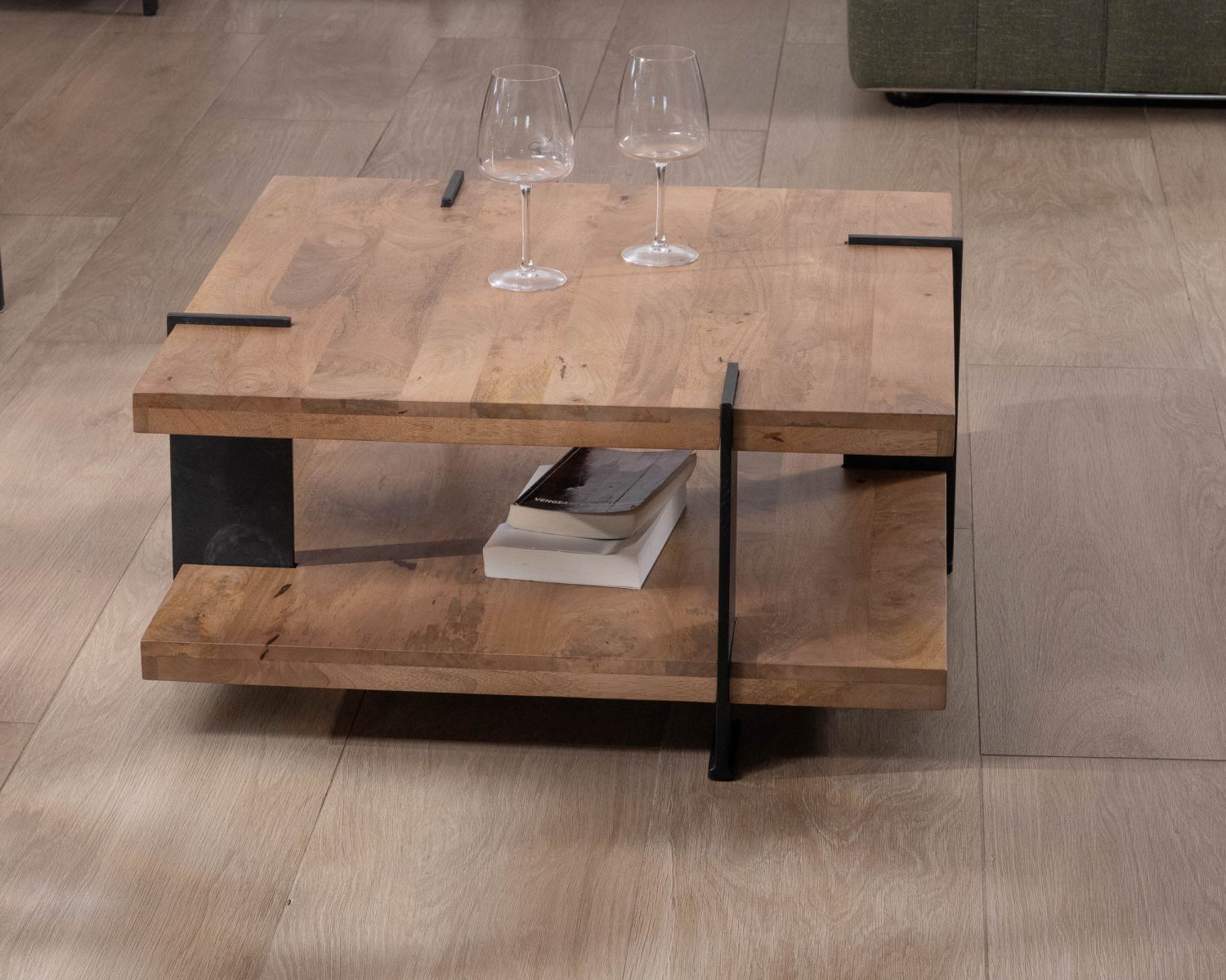 Tavolino di design "Marla" con doppio piano quadrato in legno e gambe in metallo