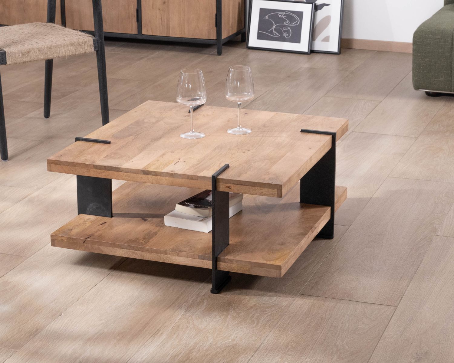 Tavolino di design "Marla" con doppio piano quadrato in legno e gambe in metallo