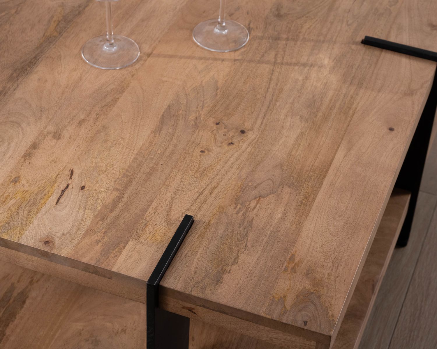 Tavolino di design "Marla" con doppio piano quadrato in legno e gambe in metallo