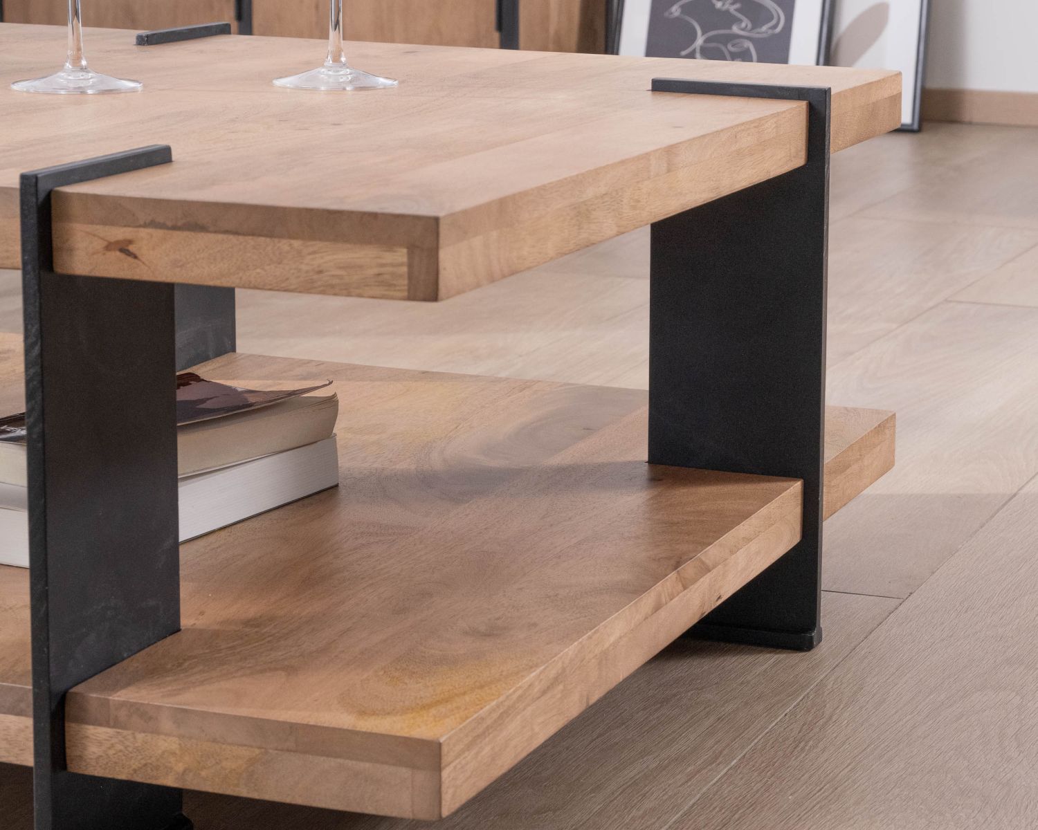 Tavolino di design "Marla" con doppio piano quadrato in legno e gambe in metallo