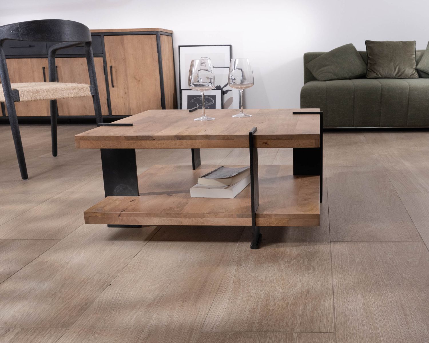 Tavolino di design "Marla" con doppio piano quadrato in legno e gambe in metallo