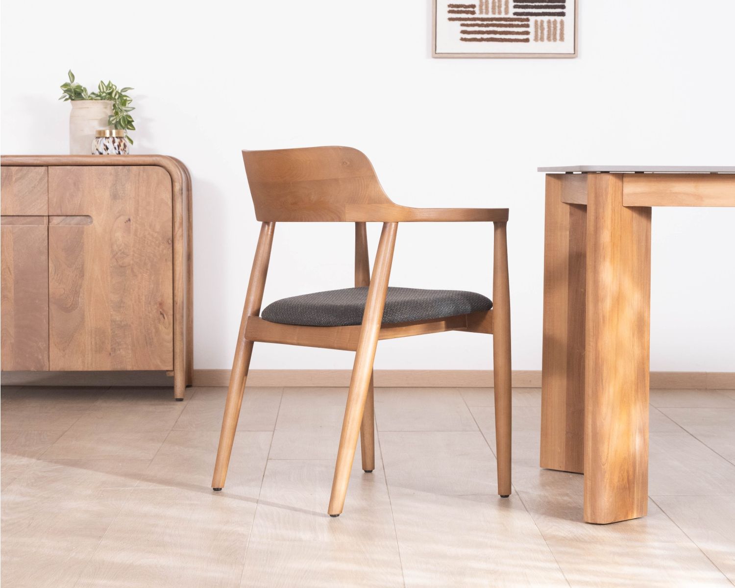 Sedia da pranzo dal design essenziale con braccioli e seduta in tessuto antracite "Vogue"
