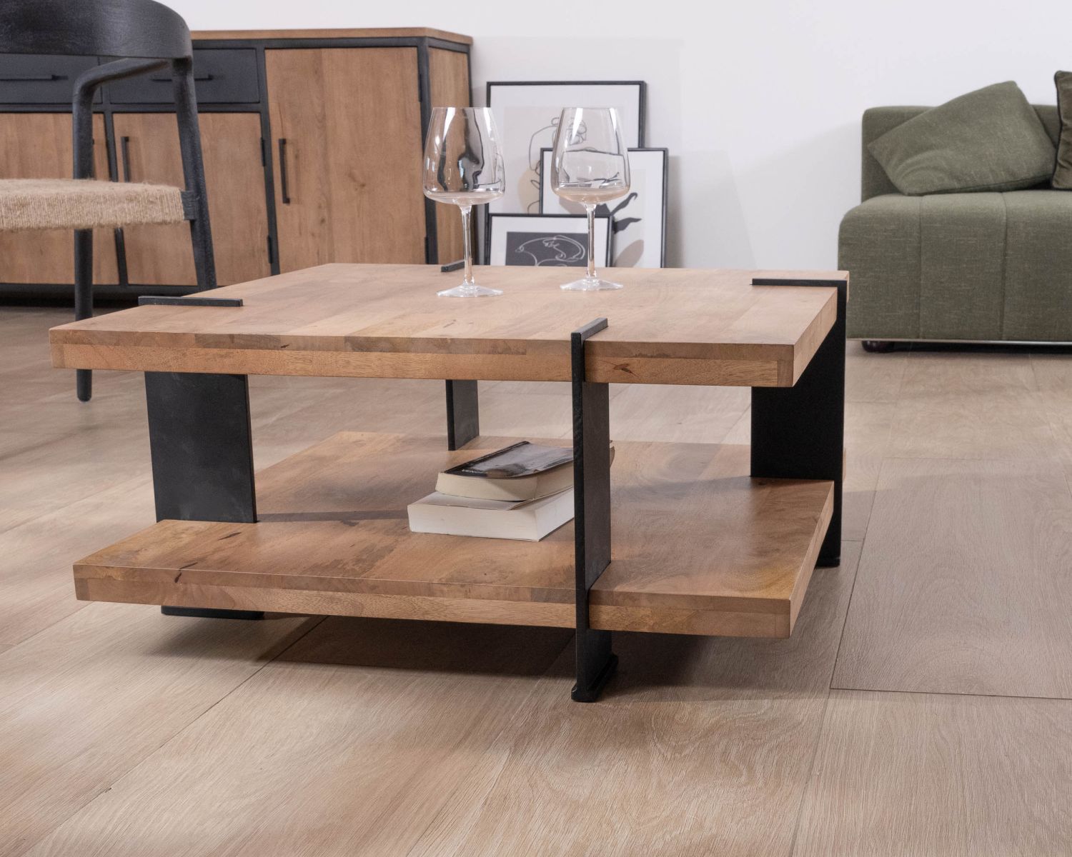Tavolino di design "Marla" con doppio piano quadrato in legno e gambe in metallo