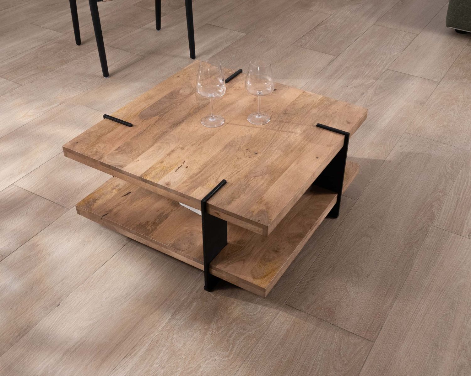 Tavolino di design "Marla" con doppio piano quadrato in legno e gambe in metallo