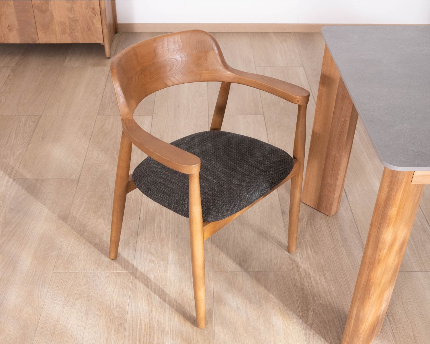 Sedia da pranzo dal design essenziale con braccioli e seduta in tessuto antracite "Vogue"