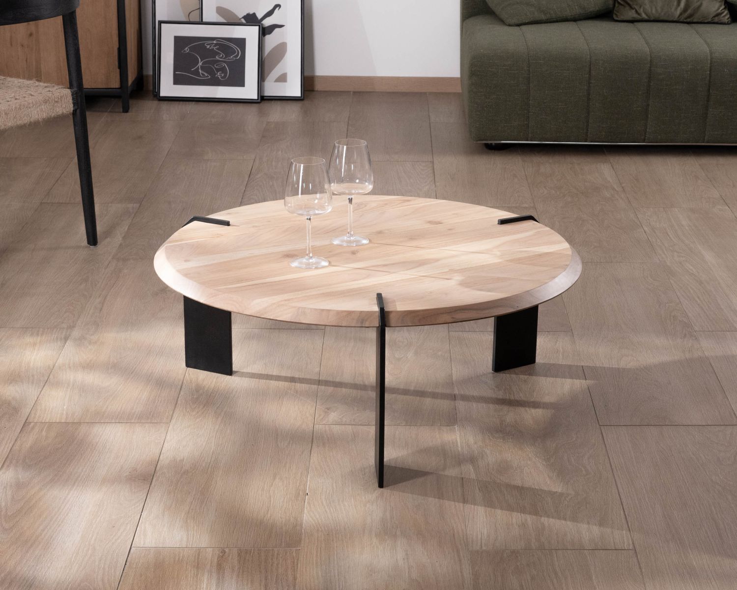 Tavolino rotondo di design "Shelley" in acacia con 3 gambe in metallo nero