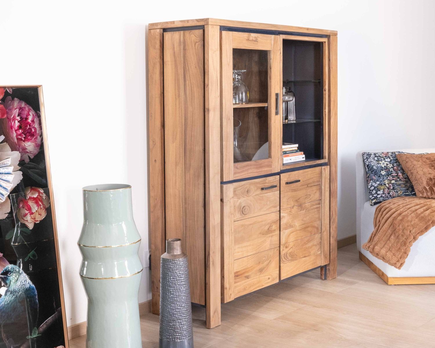 Mobile contemporaneo in acacia massiccia a rilievo nero con 3 ante e nicchia con ripiani in vetro "Fantaisie"