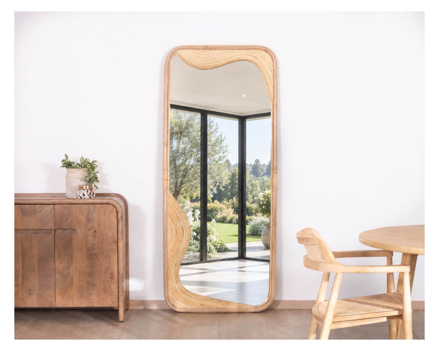 Grande specchio 180x70 cm con cornice in rattan “Solira”, motivo e design organico