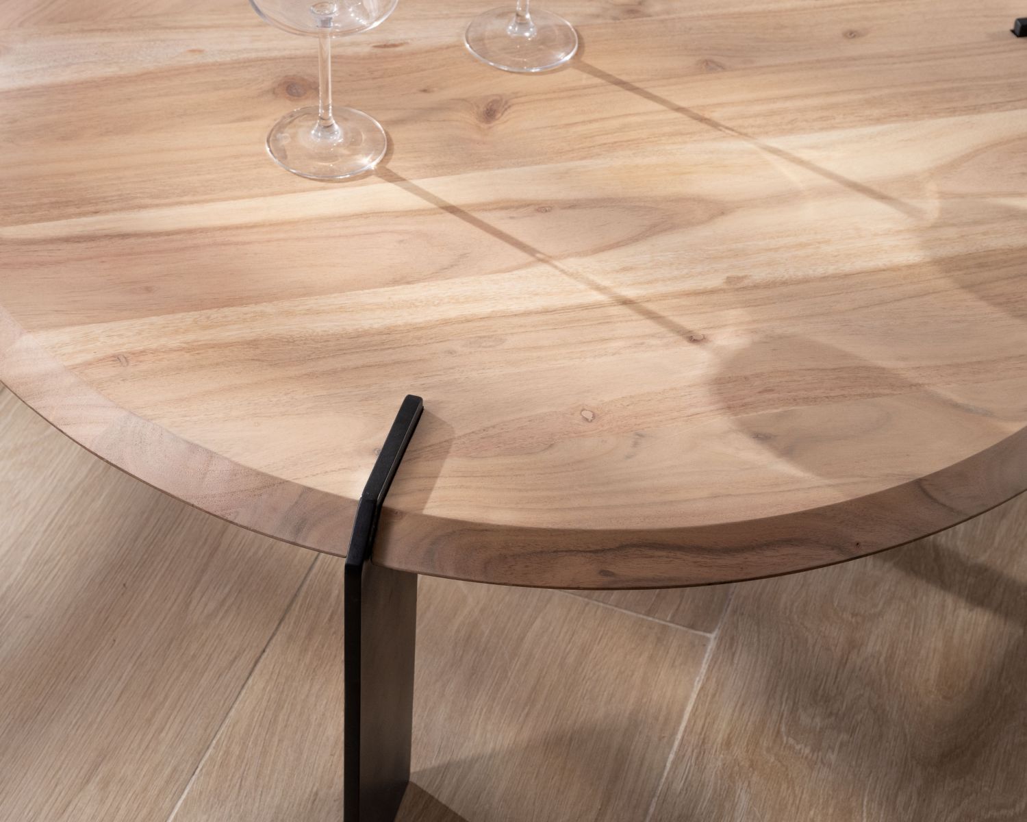 Tavolino rotondo di design "Shelley" in acacia con 3 gambe in metallo nero