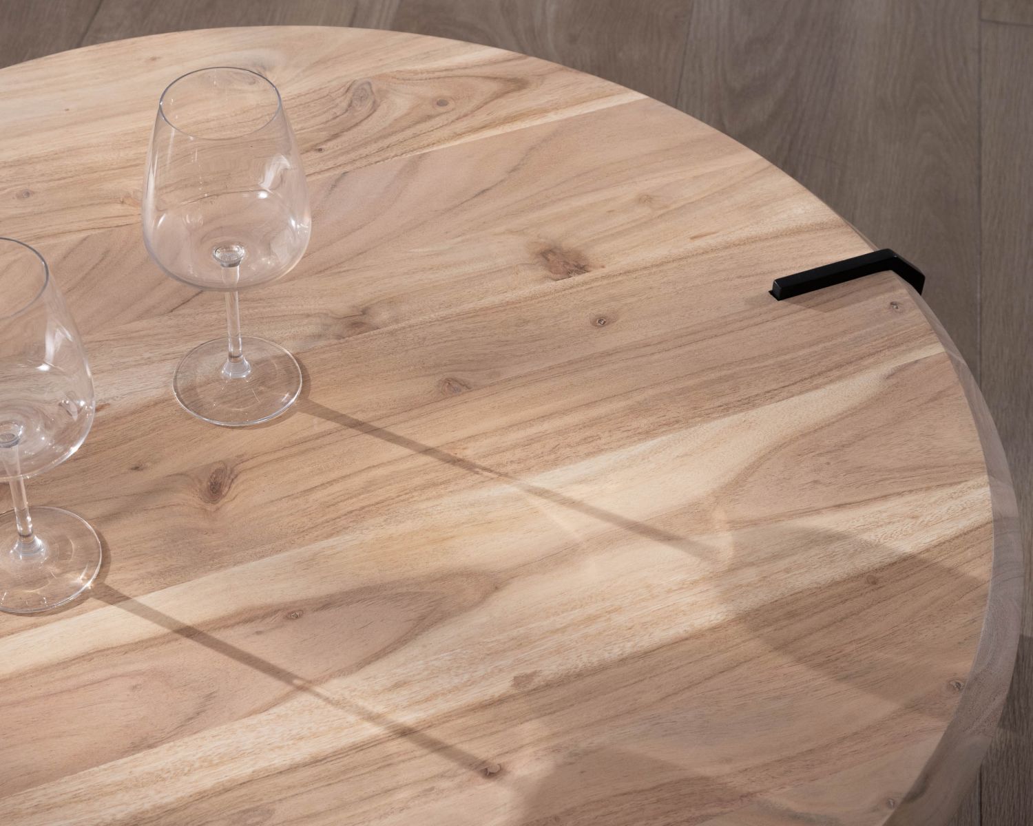 Tavolino rotondo di design "Shelley" in acacia con 3 gambe in metallo nero