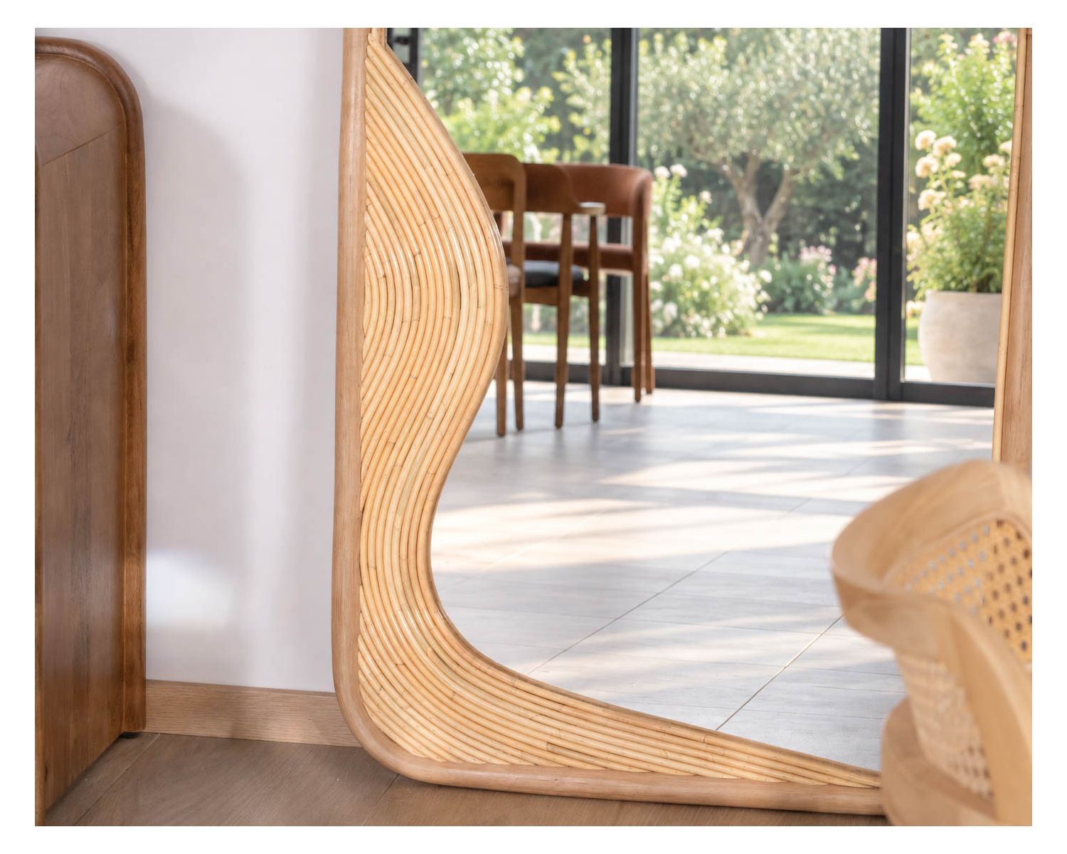 Grande specchio 180x70 cm con cornice in rattan “Solira”, motivo e design organico