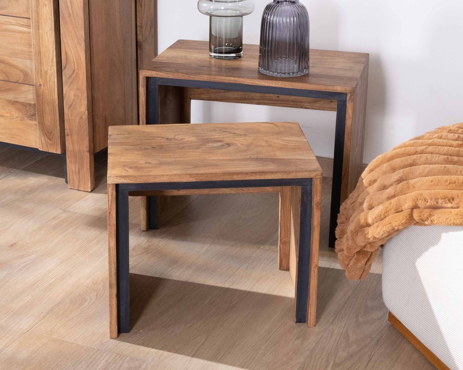 Coppia di tavolini nidificanti "Fantaisie" in acacia naturale e nera