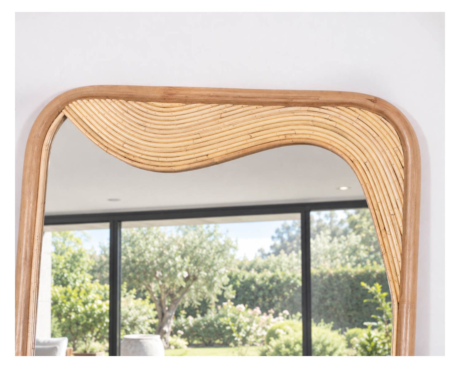 Grande specchio 180x70 cm con cornice in rattan “Solira”, motivo e design organico