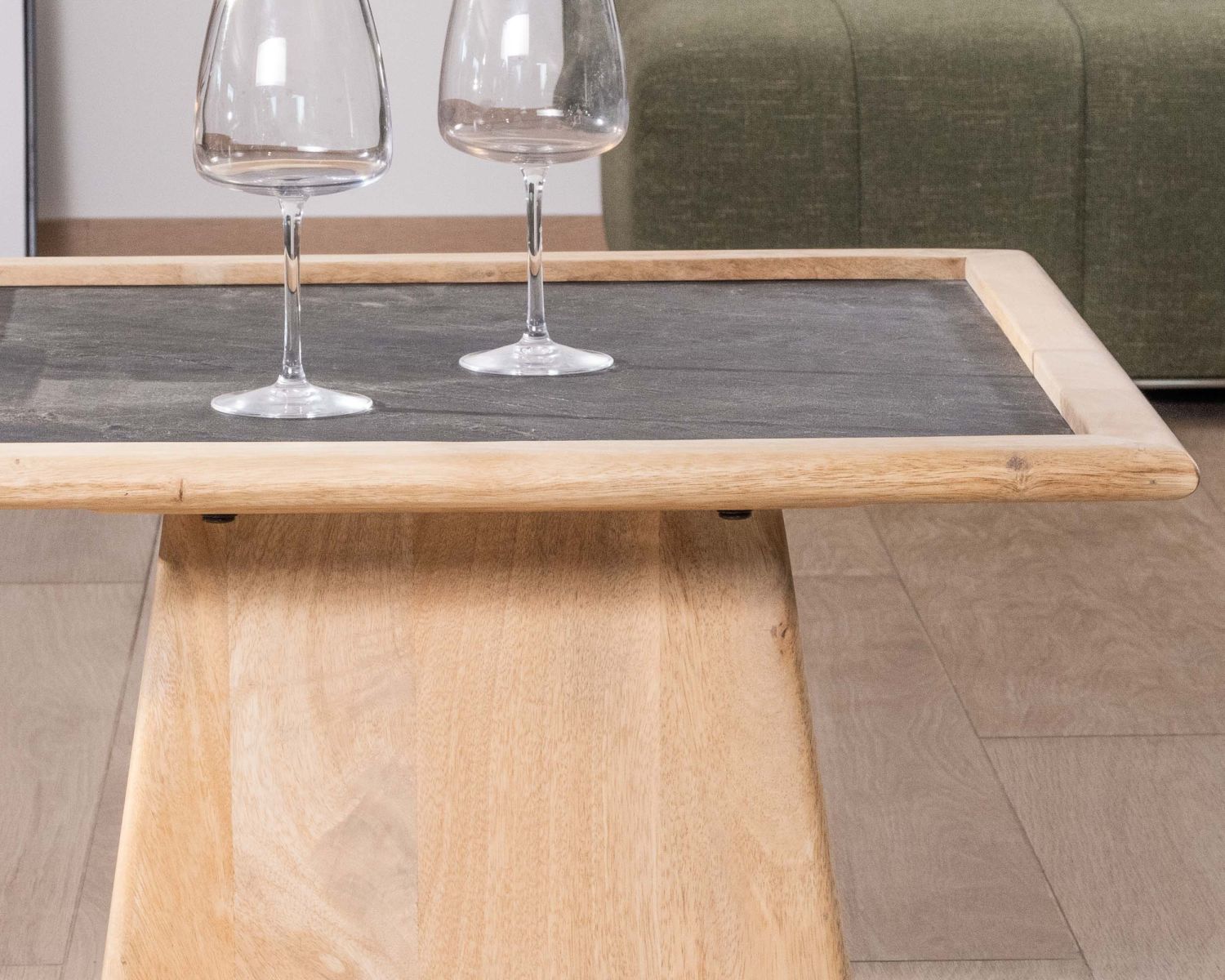 Tavolino quadrato in mango con piano impiallacciato in pietra "Netty