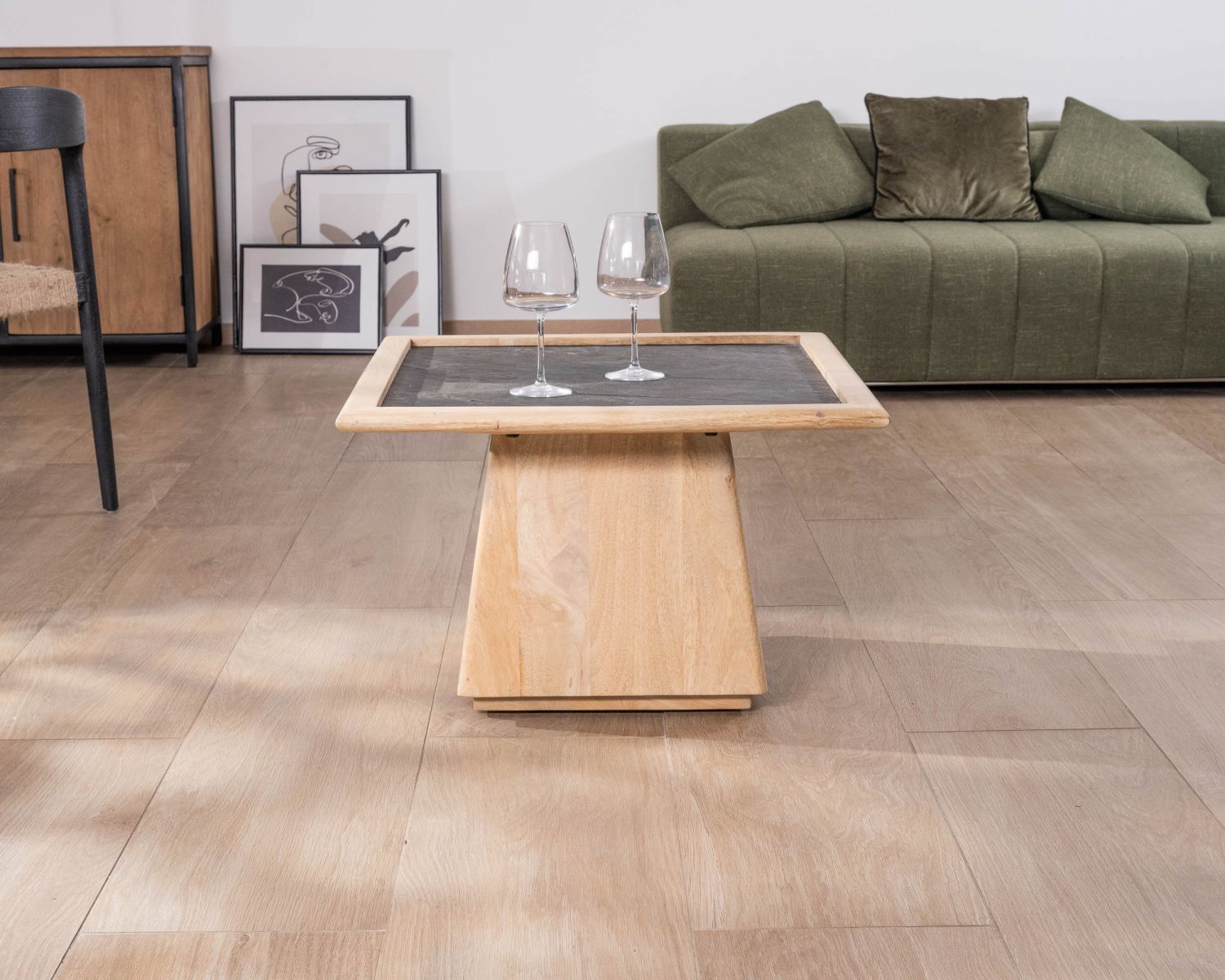 Tavolino quadrato in mango con piano impiallacciato in pietra "Netty