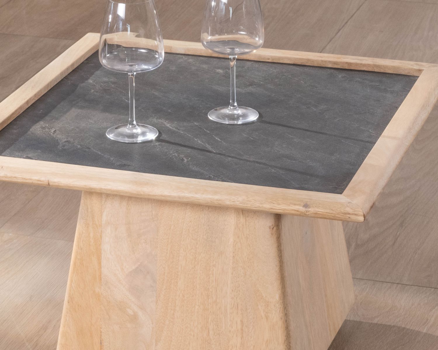 Tavolino quadrato in mango con piano impiallacciato in pietra "Netty