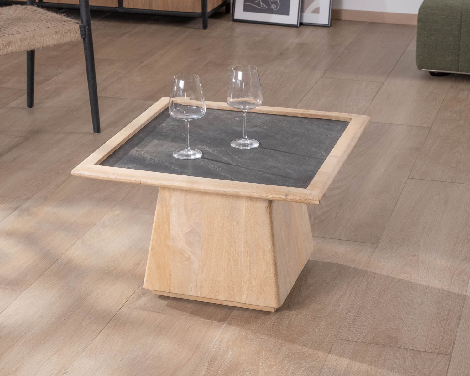 Tavolino quadrato in mango con piano impiallacciato in pietra "Netty