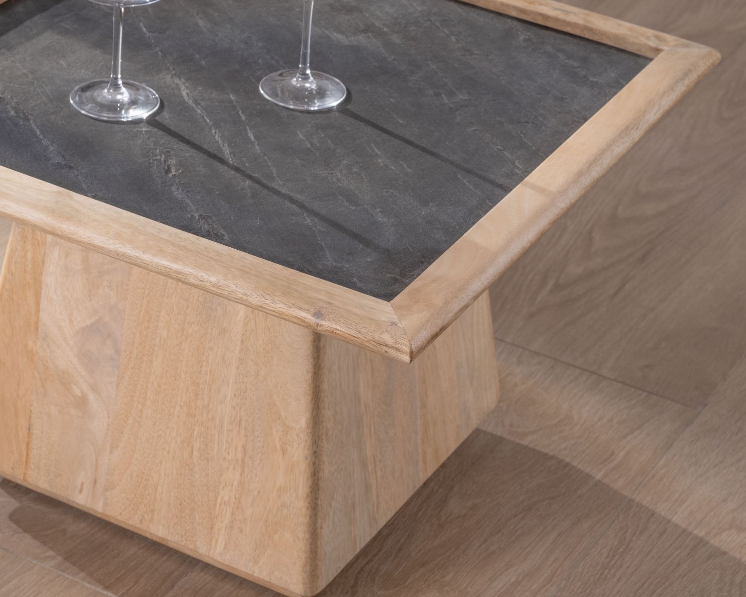 Tavolino quadrato in mango con piano impiallacciato in pietra "Netty