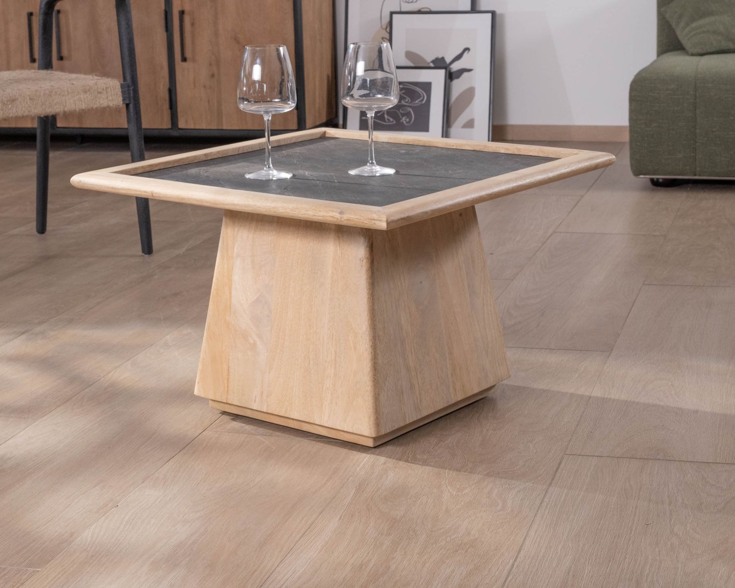 Tavolino quadrato in mango con piano impiallacciato in pietra "Netty