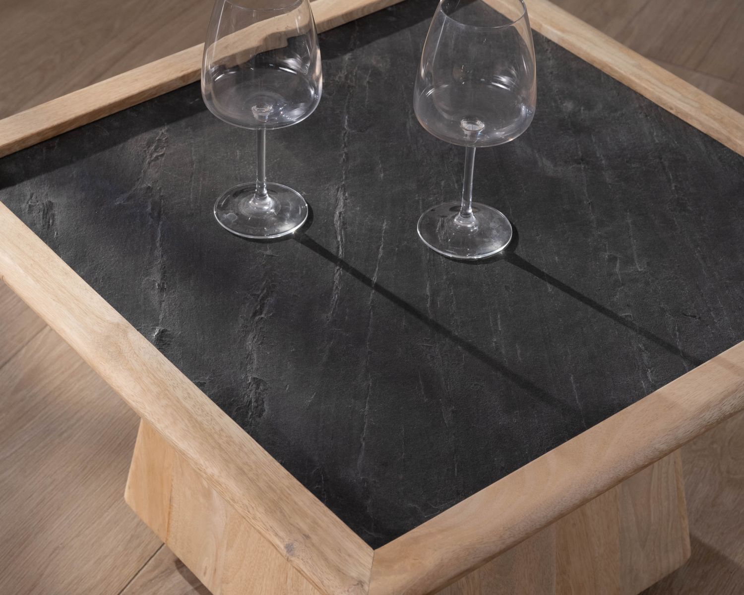 Tavolino quadrato in mango con piano impiallacciato in pietra "Netty