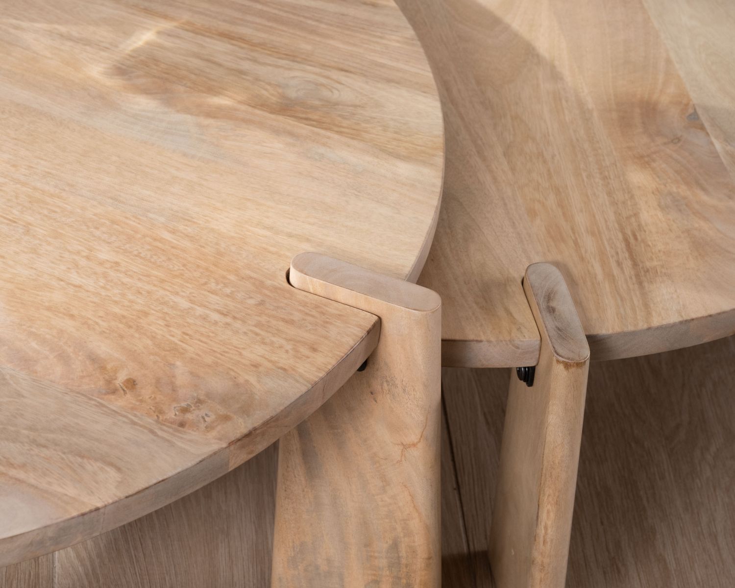 Duo di tavolini rotondi in legno di mango naturale "Loopie