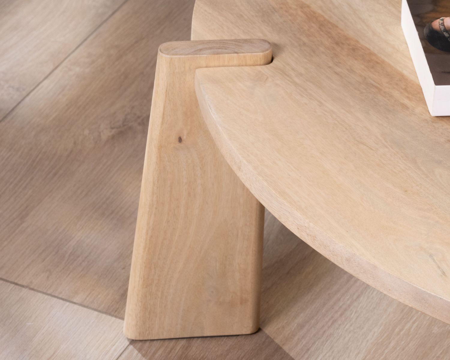 Duo di tavolini rotondi in legno di mango naturale "Loopie