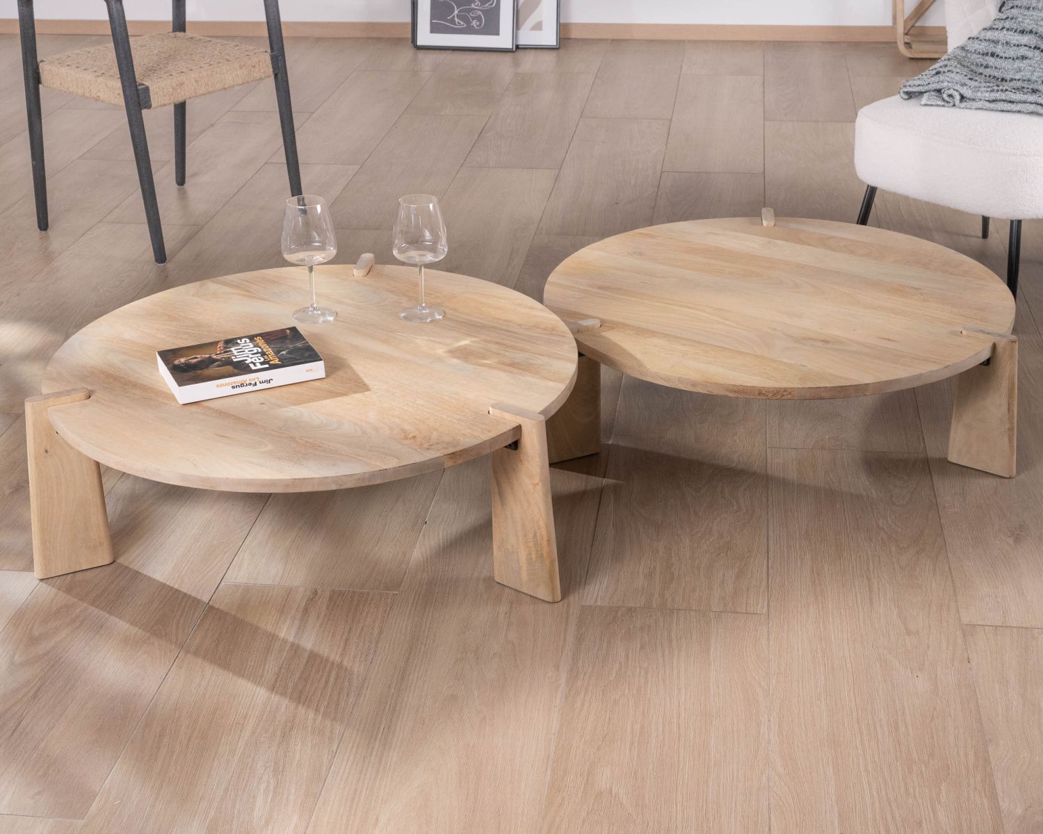 Duo di tavolini rotondi in legno di mango naturale "Loopie