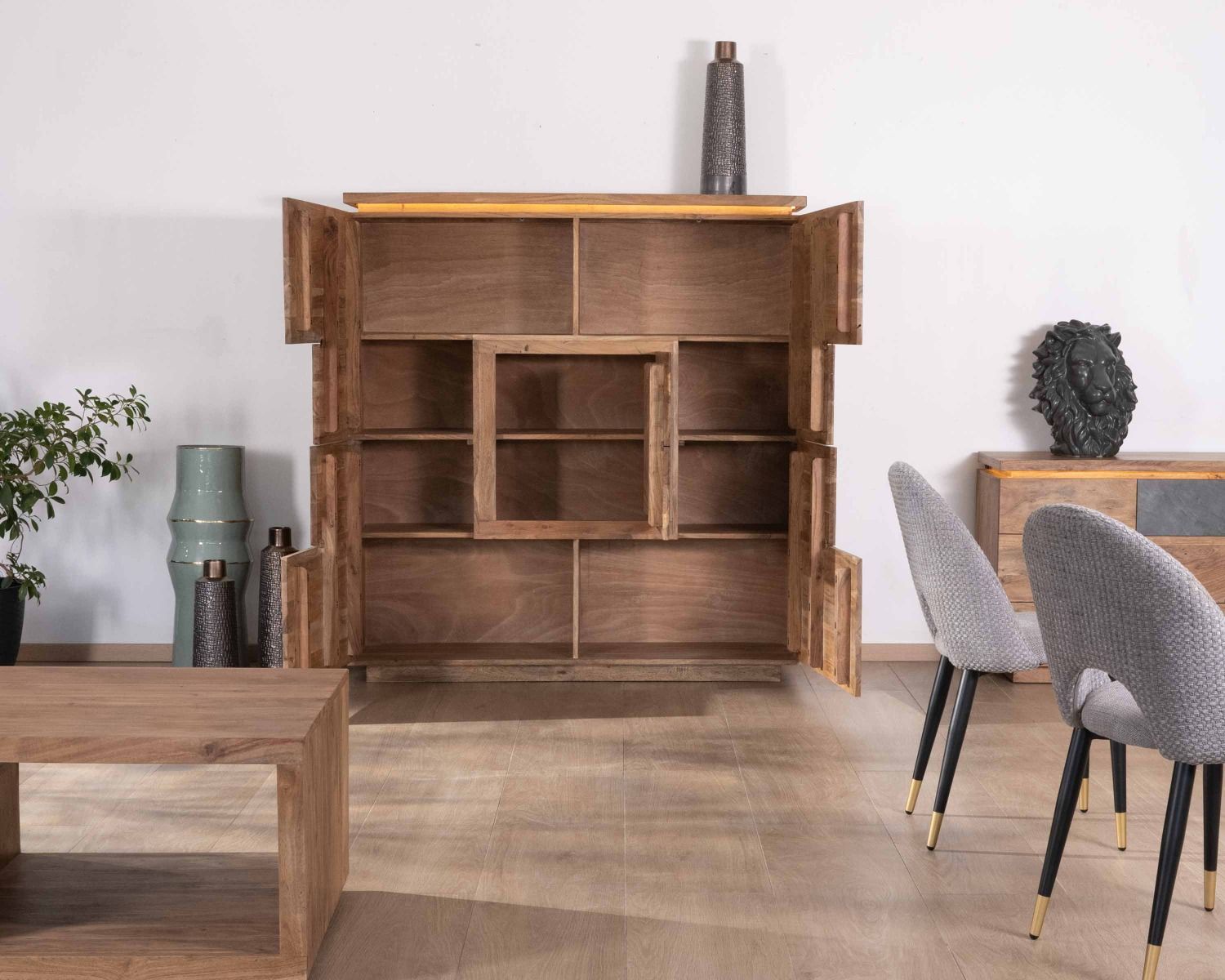 Credenza con illuminazione a LED in acacia massiccia e impiallacciatura in pietra "Paguera"