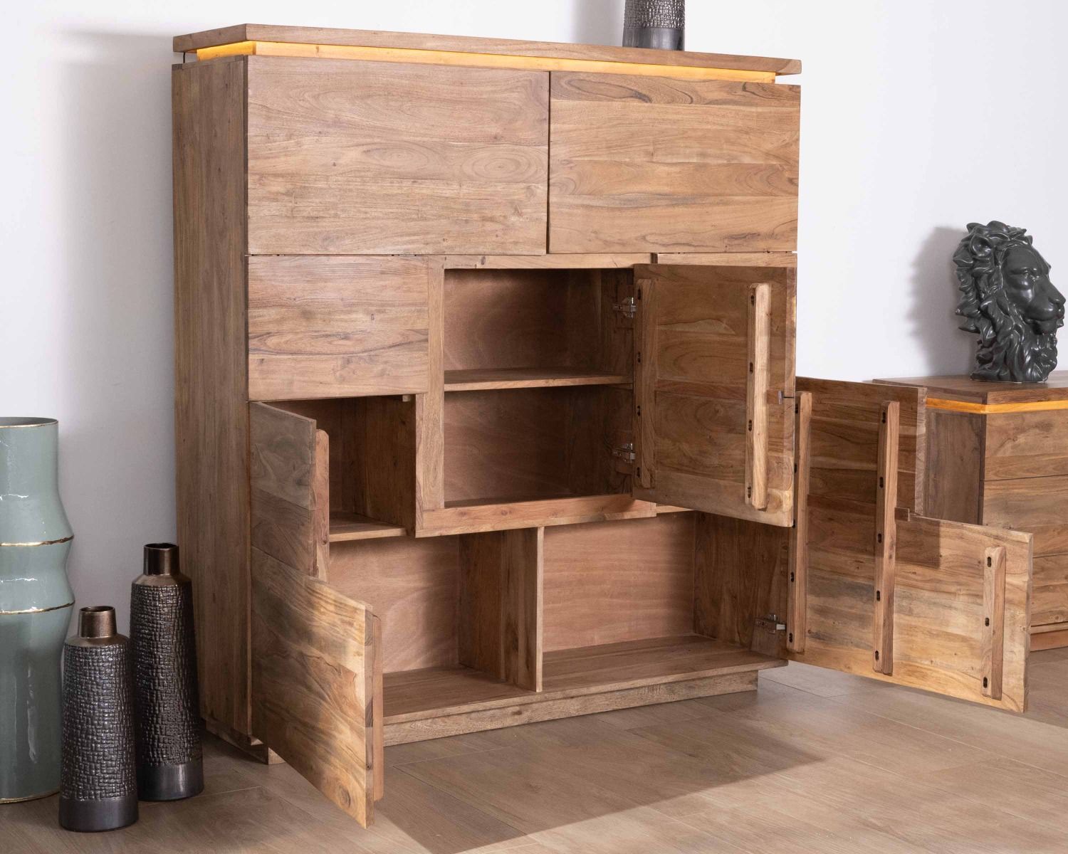 Credenza con illuminazione a LED in acacia massiccia e impiallacciatura in pietra "Paguera"