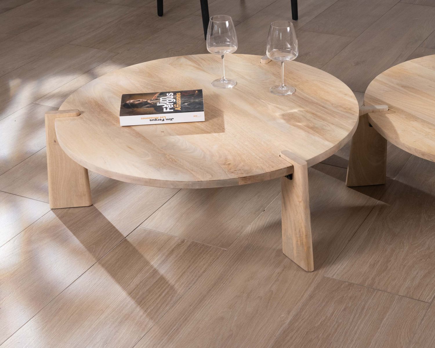 Duo di tavolini rotondi in legno di mango naturale "Loopie